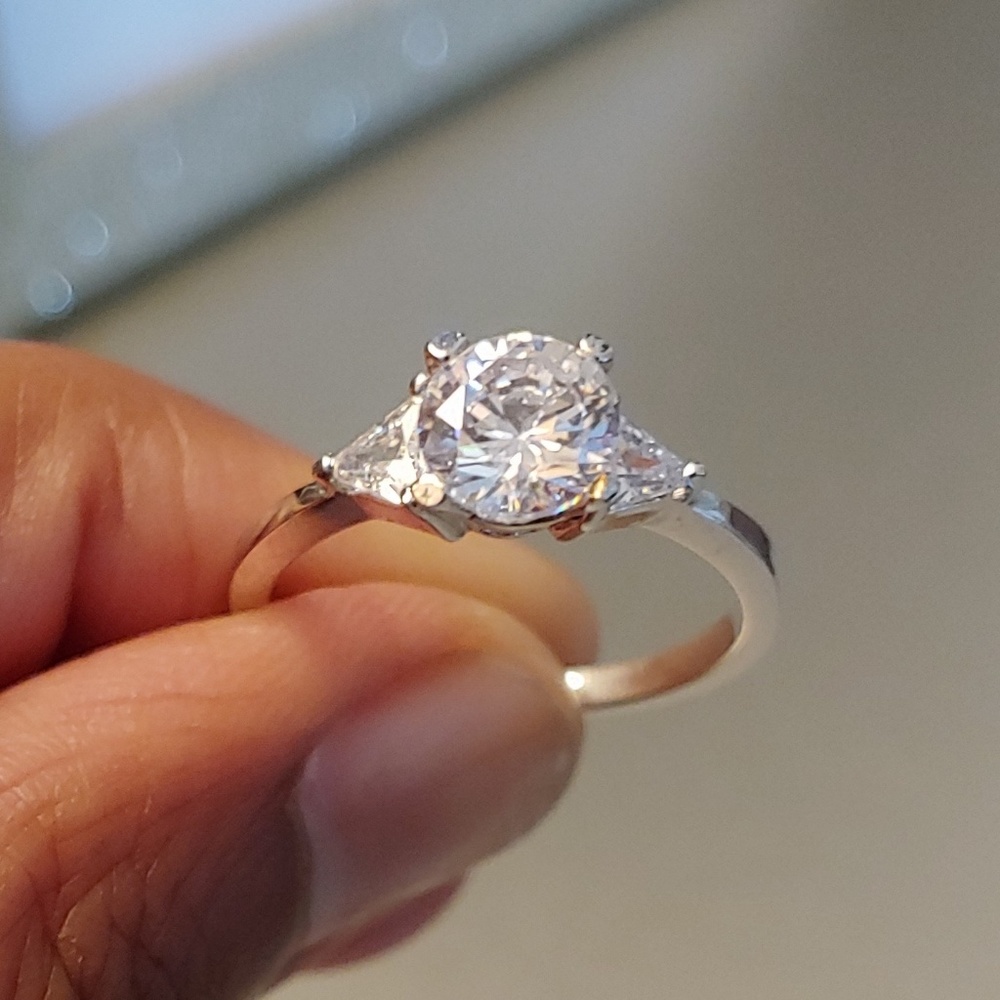 Round w/2 triangle side diamond ring